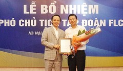 Ông Trịnh Văn Quyết, Chủ tịch HĐQT tặng hoa ôngLê Thành Vinh.