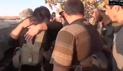 Các phiến quân ôm kẻ đánh bom tự sát 