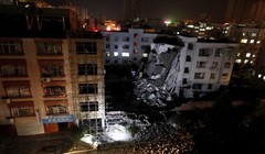 Một tòa nhà ở huyện Liễu Thành bị hư hại nghiêm trọng - Ảnh: Reuters