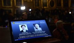 Hai nhà khoa học Takaaki Kajita và Arthur B.McDonald cùng chia nhau giải thưởn Nobel Vật lý 2015. (ảnh: CNN)