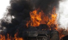 Xe tăng IS dính tên lửa của dân quân người Kurd, phụt lửa bốc cháy