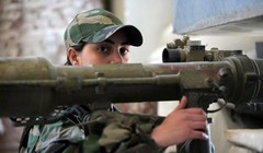 Nữ binh Syria lái tăng, sử dụng vũ khí hạng nặng