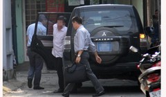 Công an khám xét tại nhà riêng ông Nguyễn Quốc Viễn - Ảnh: Ngọc Lê