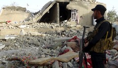 Chùm video: Lính Iraq truy quét khủng bố IS, máy bay dội lửa phiến quân