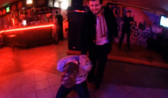 Sốc: Hộp đêm Ukraine diễn cảnh giết phi công Nga theo kiểu IS