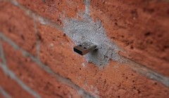 Những chiếc USB bí ẩn giấu trong bức tường trên khắp thế giới