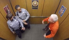 Video: Cảnh sát Mỹ vui vẻ ở đâu?