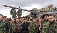 Thiếu tướng Jameel al-Hassan, tư lệnh lực lượng trinh sát đường không và thiếu tướng Souhail al-Hassan tư lệnh lực lượng Tigers với các binh sĩ