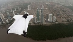 Người mẫu thời trang bay lượn giữa hai tòa tháp chọc trời