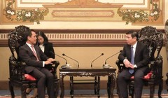 Chủ tịch UBND TP.HCM Nguyễn Thành Phong (phải) trao đổi với Chủ tịch kiêmTổng giám đốc Siemens Việt Nam - Ảnh: HCMCityWeb.