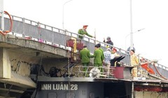 Cầu An Thái bị tàu thủy đâm hỏng một dầmtại khoang thông thuyền vào đêm 6/3. Ảnh:Giang Chinh.