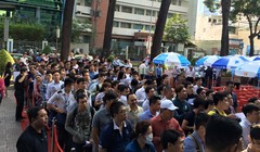 Khách hàng chờ mua sim đầu số mới của một nhà mạng trong ngày đầu ra mắt.