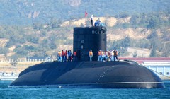 Tàu ngầm Kilo Việt Nam trên vịnh Cam Ranh