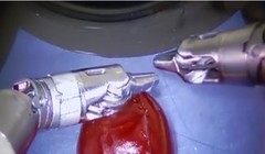 Video: Robot siêu công nghệ Da Vinci khâu được cả vỏ quả nho