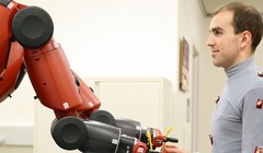 Con người kiểm soát máy thông minh.