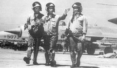 Các phi công thiện xạ của Việt Nam Nguyễn Văn Cốc (hạ 9 máy bay Mỹ, bên phải) và Nguyễn Đức Soát (hạ 6 máy bay Mỹ, bên trái) đang nghe Phạm Thanh Ngân (hạ 8 máy bay Mỹ, ở giữa) kể về một chiến công của mình