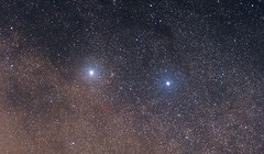 Hai ngôi sao sáng của hệ Alpha Centauri, ngôi sao còn lại nhỏ và phát ra ánh sáng quá yếu ớt để có thể được quan sát từ Trái Đất.