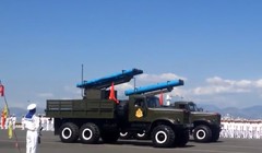 Tên lửa Extra của hải quân Việt Nam trong lễ diễu binh ngày truyền thống lực lượng hải quân nhân dân