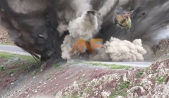 Video: Mìn của lực lượng dân quân người Kurd xé tan xe bọc thép Thổ Nhĩ Kỳ