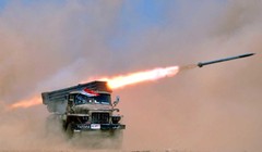 Quân đội Syria sử dụng pháo phản lực Cachiusa tấn công IS phía tây Raqqa (Video)