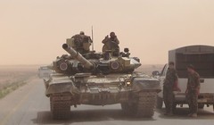 Xe tăng T-90 do Nga cung cấp cho quân đội Syria đang có mặt ở Raqqa