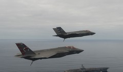 Máy bay F-35 bay trên tàu sân bay Mỹ