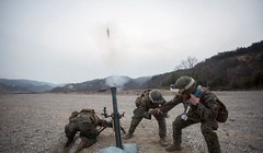 Lính thủy đánh bộ Mỹ sử dụng súng cối