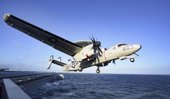 Máy bay E-2C Hawkeye cất cánh trên tàu sân bay Dwight Eisenhower