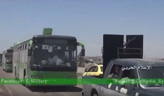 Chiếc xe buýt màu xanh chở các chiến binh Hồi giáo cực đoan di tản