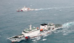Hai tàu hải cảnh 2901 và tàu hải cảnh 2502 đang hải hành trên vùng nước biển Hoa Đông