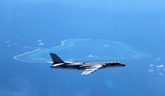 Máy bay nem bom hạt nhân H-6K bay trên bầu trời bãi cạn Scarborough