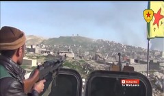 Một chiến binh cảnh sát người Kurd Asayish đang chiến đấu chống lại lực lương vũ trang địa phương NDF Syria