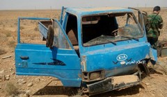 Binh sĩ quân đội Syria bên chiếc xe chở vũ khí bị phá hủy