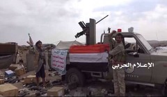 Chiến binh Houthi bên xe chiến lợi phẩm