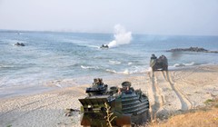 Xe thiết giáp đổ bộ của Lính thủy đánh bộ Mỹ trong cuộc diễn tập Sea Breeze 2016 của khối NATO trên bờ biển Odessa