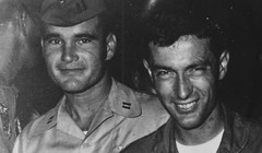 Phi công Don Harten (người bên phải) sau vụ tai nạn kinh hoàng trên biển Đông của máy bay B-52