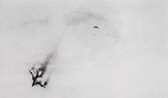 Một chiếc F-105 trúng đạn bốc cháy dữ dội, phi công Mỹ nhảy dù trên bầu trời miền Bắc Việt Nam