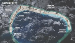 Đá Vành Khăn đã bị Trung Quốc bồi lấp trái phép thành đảo nhân tạo với đường băng, nhà chứa máy bay và các cơ sở quân sự