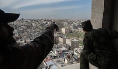 Binh sĩ quân đội Syria đối diện với khu chung cư dự án 1070 ở Tây Nam Aleppo