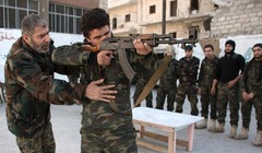 Nhóm chiến binh Hồi giáo cực đoan Al Nusra đang huấn luyện các tay súng mới gia nhập bắn súng