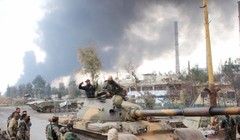 Xe tăng quân đội Syria trên đường phố Aleppo