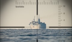 Quan sát mục tiêu qua kính tiềm vọng trên tàu ngầm