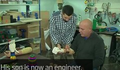 Oleg lắp tay giả cho cha