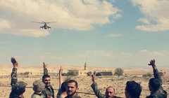 Binh sĩ Syria cùng máy bay trực thăng chiến đấu Nga bảo vệ khu vực dầu mỏ gần Palmyra