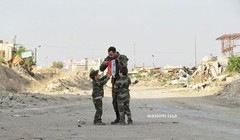 Binh sĩ Syria với các em nhỏ trong khu vực chiến sự ngoại ô Damascus