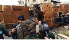 Binh sĩ Syria gặp lại người thân trong vùng đã giải phóng ở Aleppo