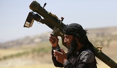 Chiến binh thánh chiến thuộc nhóm Al-Nusra (al-Qaeda Syria0 với tổ hợp tên lửa phòng không MANPAD ở Syria