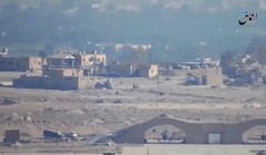 Chiến binh IS quay video ghi lại quang cảnh bên trong sân bay Deir ez Zor