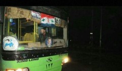 Xe buýt màu xanh của chính quyền Syria chở chiến binh thánh chiến lên đường về Idlib