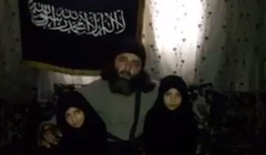 Chiến binh thánh chiến Al Nusra và hai con gái trước khi đẩy chúng vào cái chết